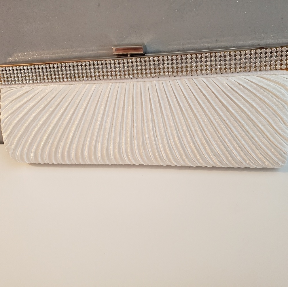 WHITE CLUTCH - Picture 2 of 7